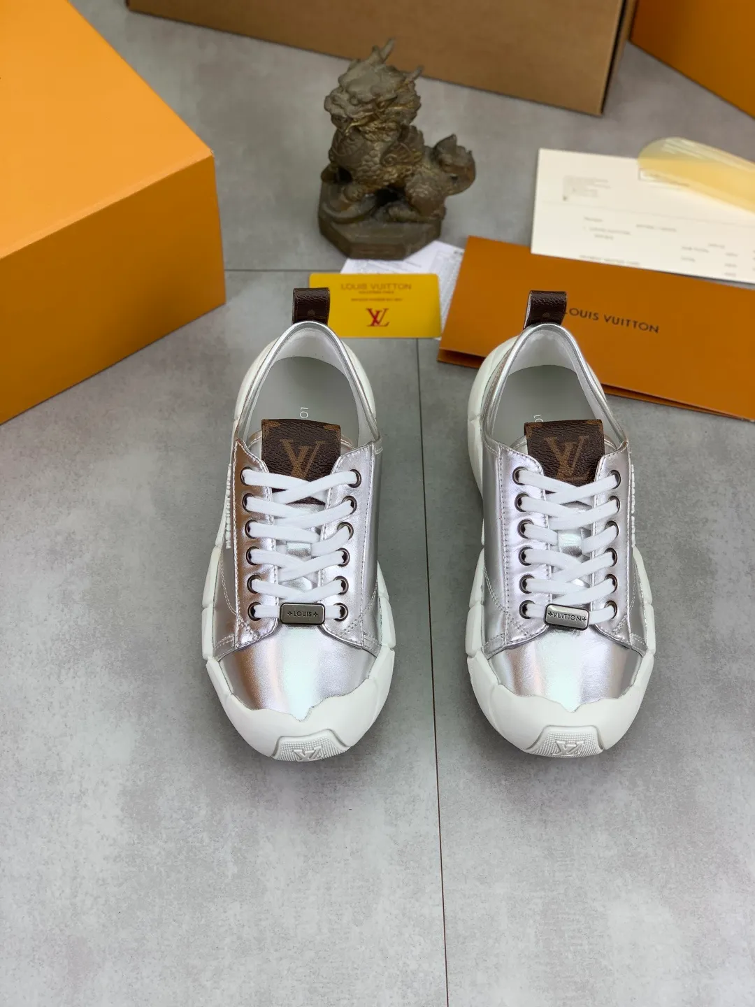 Men's men's shoes 💰P600 new style super hot 🔥 LV Bubble Bubble cloud shoes new casual sports shoes All stars have the same style. It's really good-looking and has a sense of technology and luxury. The shoe shape is smooth and not bulky, and small girls can easily handle it. TPU injection molded rice flower outsole, leather lining with breathable space mesh, molded cowhide feet, calfskin surface Code number: 35-40 (customized for 41 42) Color: black white silver